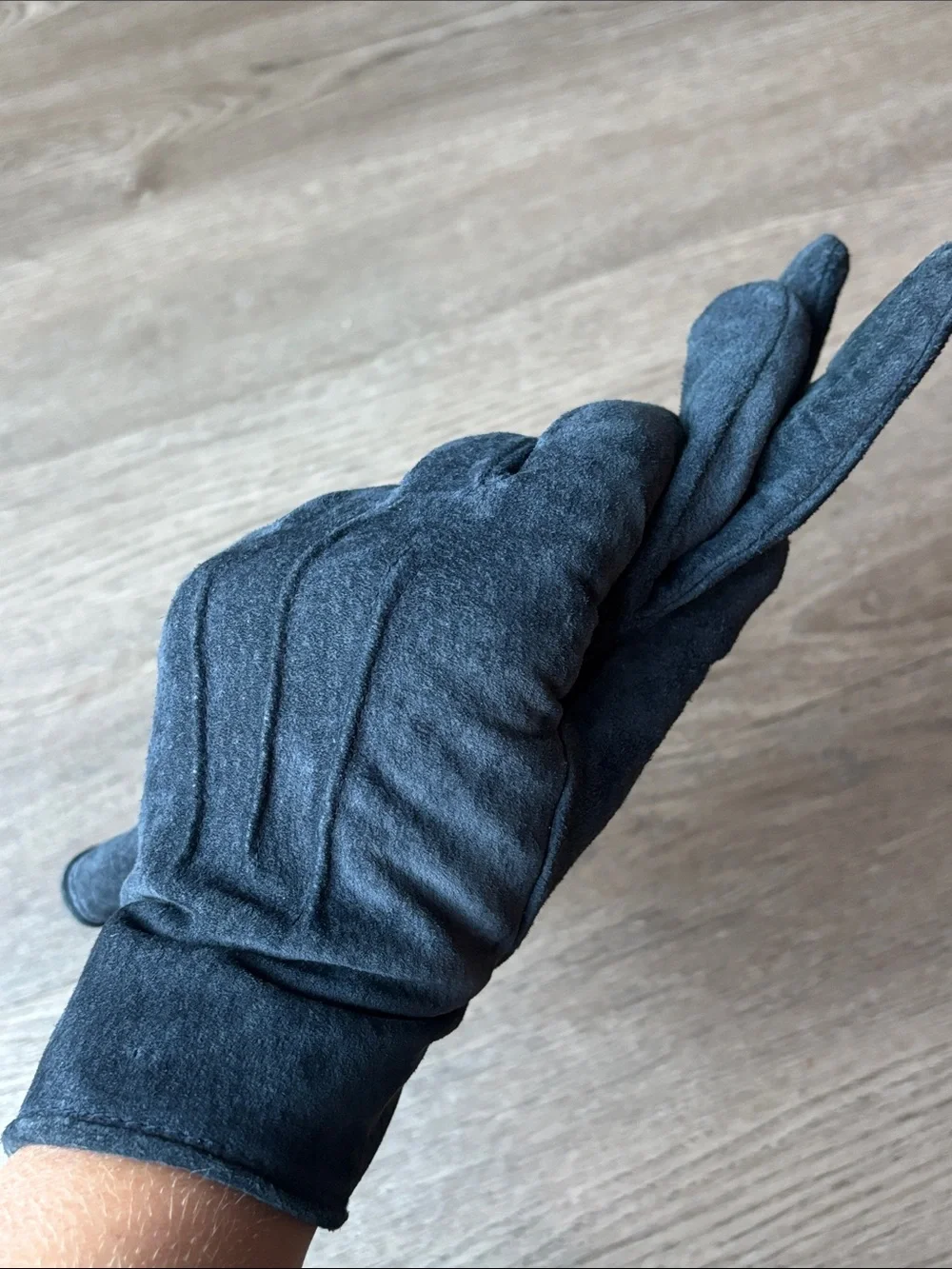 Isotoner women’s suede Navy Blue Leather Lined Driving Gloves. - Picture 7 of 8